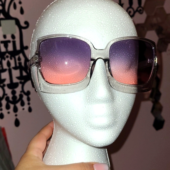 Clear Frame Sunglasses 😎 ✨️ - Picture 6 of 6